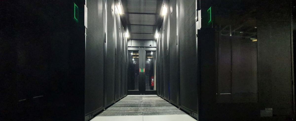 Aisle with racks at ESpanix Datacenter